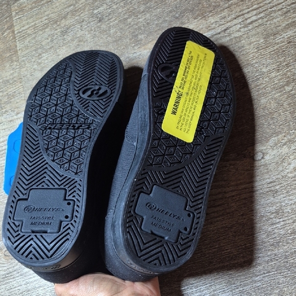 Heelys Black Sneakers Classic Minimalist Design - Picture 5 of 7